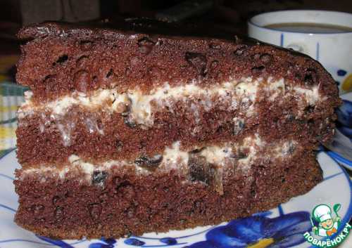 В равных количествах темный шоколади горячие сливки перемешиваем до однородности, наливаем на торт