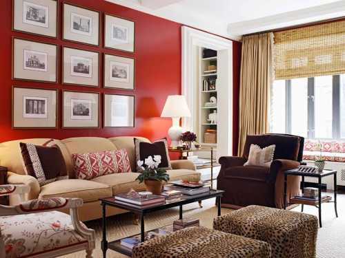 Красный цвет в интерьере гостиной в сочетании с ослепительно белым проявляется во всем великолепии под лучами хрустальной люстры