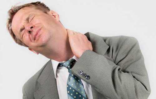 Если защемило нерв в шейном отделе позвоночника, то, помимо острой пронзающей боли, вы ощутите шум в ушах, головную боль, головокружение