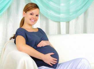 Показано введение внутривенно физиологического раствора или глюкозы во время всего периода родов
