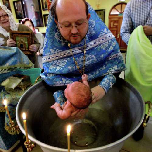 Именно по этой причине во многих православных храмах во время поста детей крестят лишь по субботам и воскресеньям