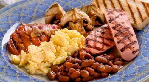 В Шотландии полный завтрак, как в и других местах, включает в себя яйца, бекон, сосиски, тосты с маслом, запечённые бобы и чай или кофе