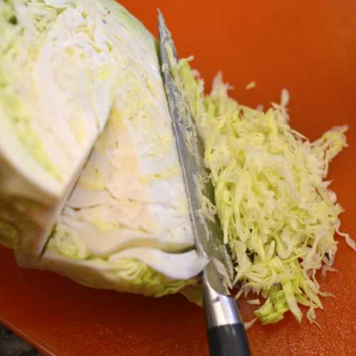 Зелень порубить ножом, пропустить через мясорубку или измельчить погружным блендером